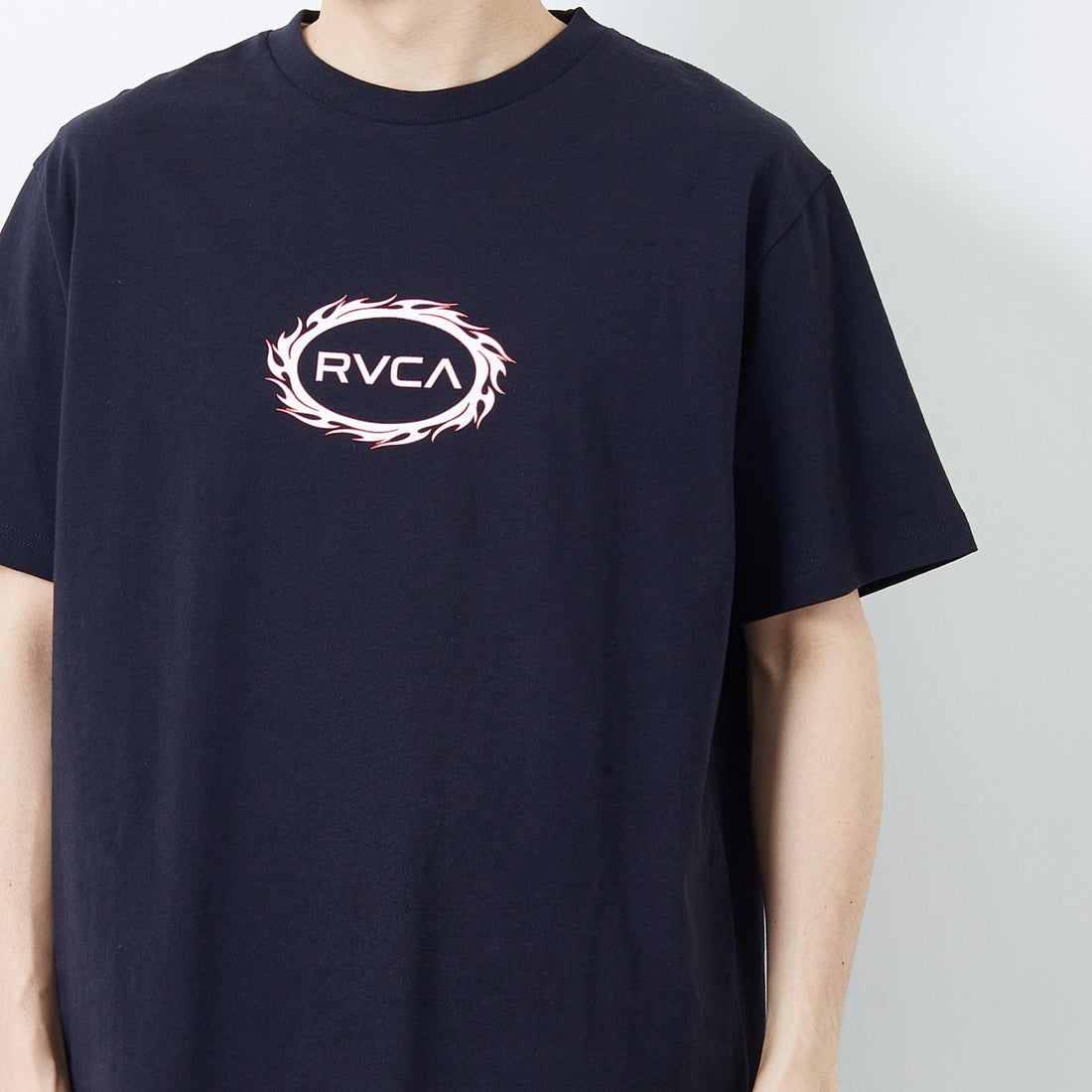 RVCA [ルーカ] TRIBAL SPIN ショートスリーブプリントTシャツ [BF04A206] BLK &&モデル身長：168cm 着用サイズ：M&&