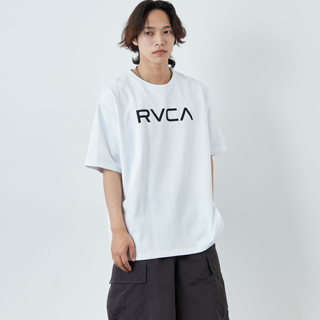 RVCA [ルーカ] BLINDER ボックスロゴショートスリーブTシャツ [BF04A214] WHT &&モデル身長：179cm 着用サイズ：L&&