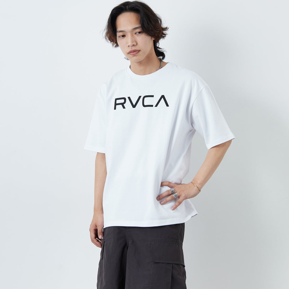 RVCA [ルーカ] BLINDER ボックスロゴショートスリーブTシャツ [BF04A214] WHT &&モデル身長：179cm 着用サイズ：M&&