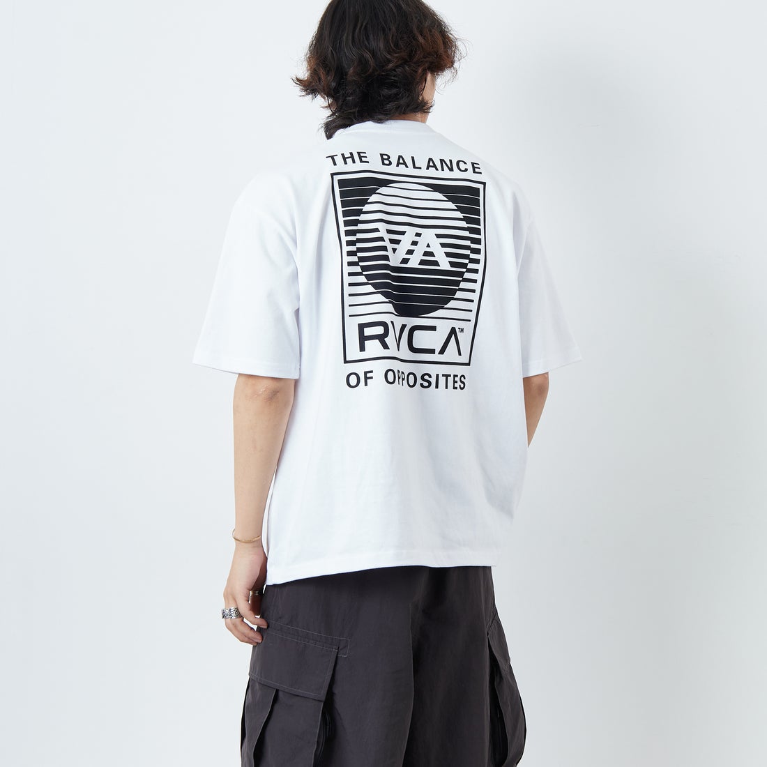 RVCA [ルーカ] BLINDER ボックスロゴショートスリーブTシャツ [BF04A214] WHT &&モデル身長：179cm 着用サイズ：M&&