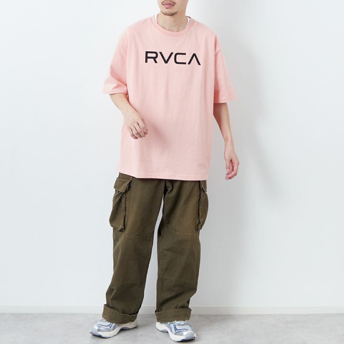 RVCA [ルーカ] BLINDER ボックスロゴショートスリーブTシャツ [BF04A214] PCH &&モデル身長：168cm 着用サイズ：M&&