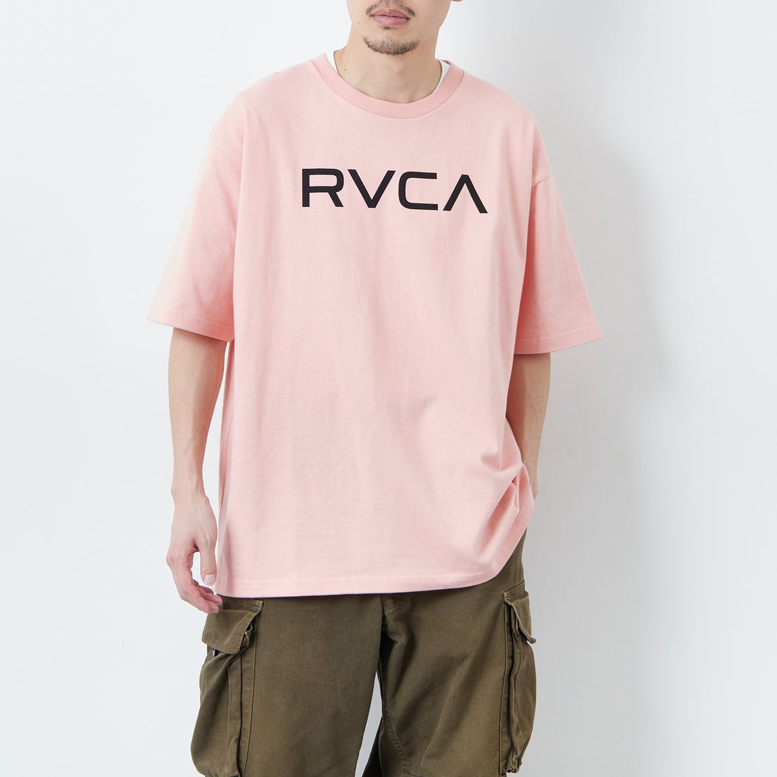 RVCA [ルーカ] BLINDER ボックスロゴショートスリーブTシャツ [BF04A214] PCH &&モデル身長：168cm 着用サイズ：M&&