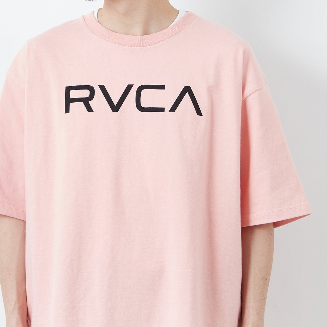 RVCA [ルーカ] BLINDER ボックスロゴショートスリーブTシャツ [BF04A214] PCH &&モデル身長：168cm 着用サイズ：M&&