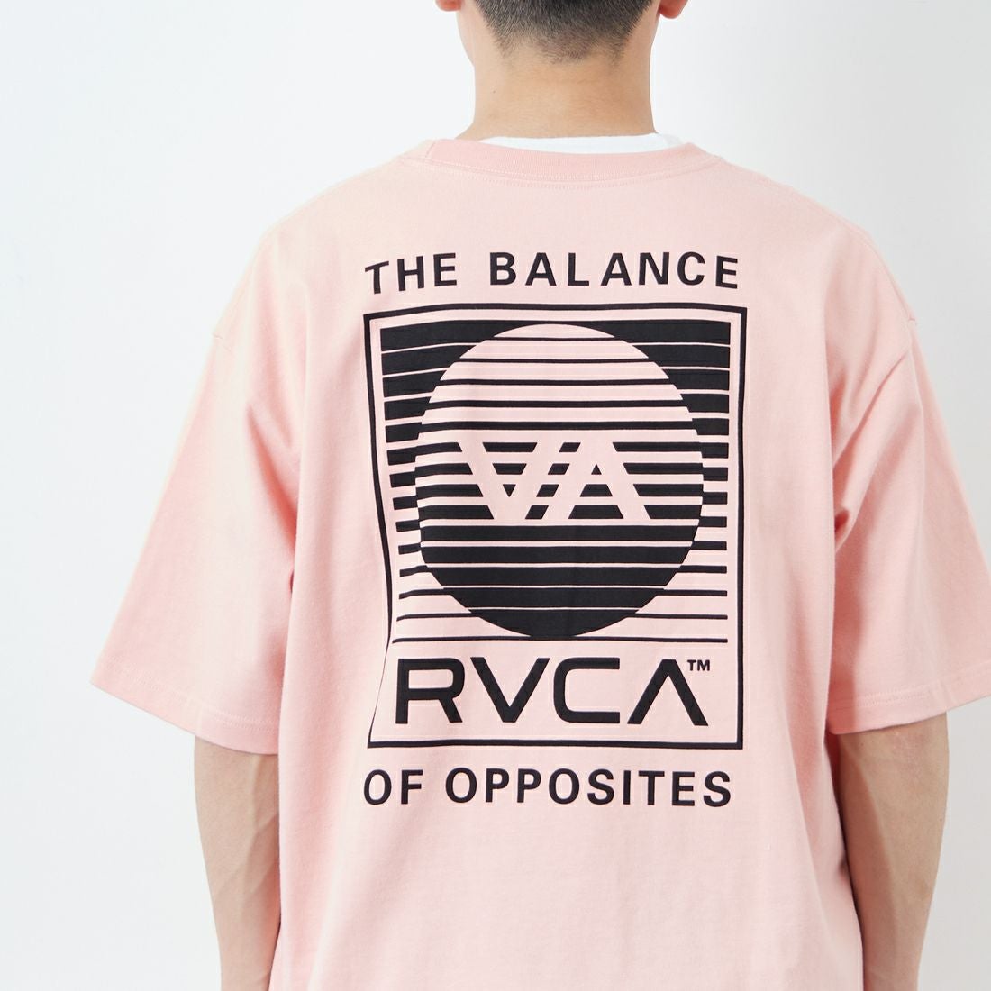 RVCA [ルーカ] BLINDER ボックスロゴショートスリーブTシャツ [BF04A214] PCH &&モデル身長：168cm 着用サイズ：M&&