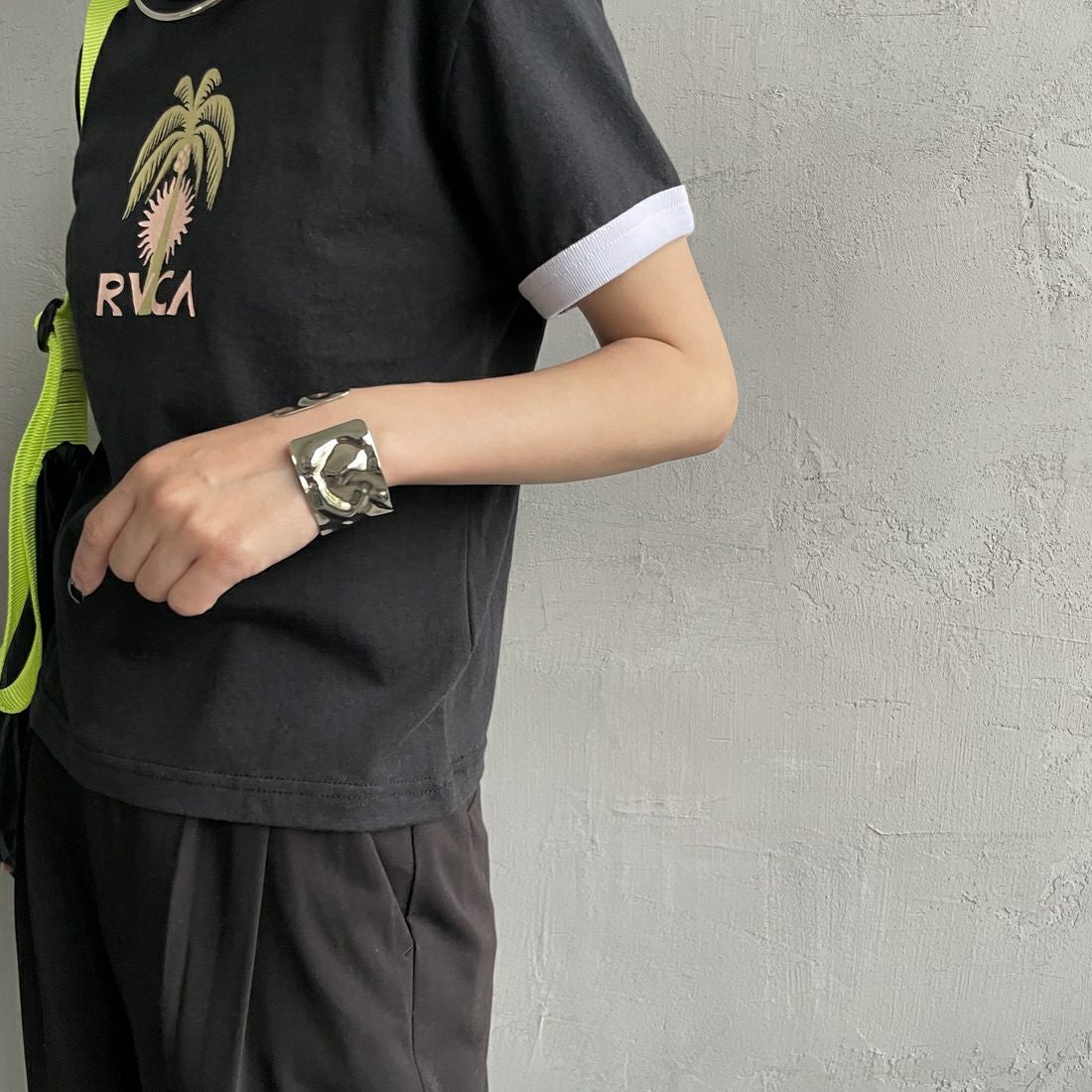 RVCA [ルーカ] パームツリーベビーリンガーTシャツ [BF04C205] BLK &&モデル身長：150cm 着用サイズ：M&&