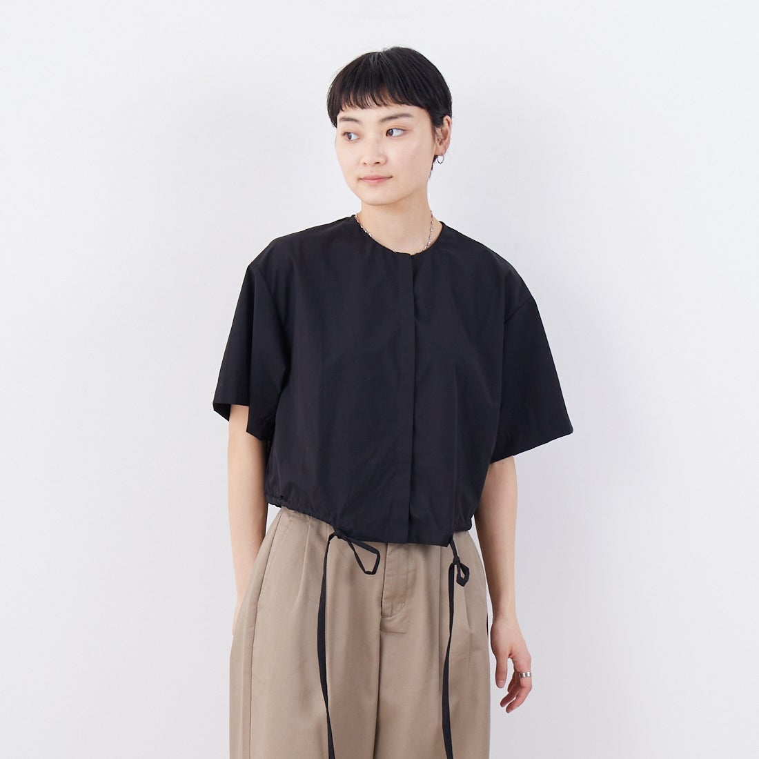 mizuiro ind [ミズイロインド] ローストリングシャツ [2-230089] 99 BLACK &&モデル身長：160cm 着用サイズ：F&&