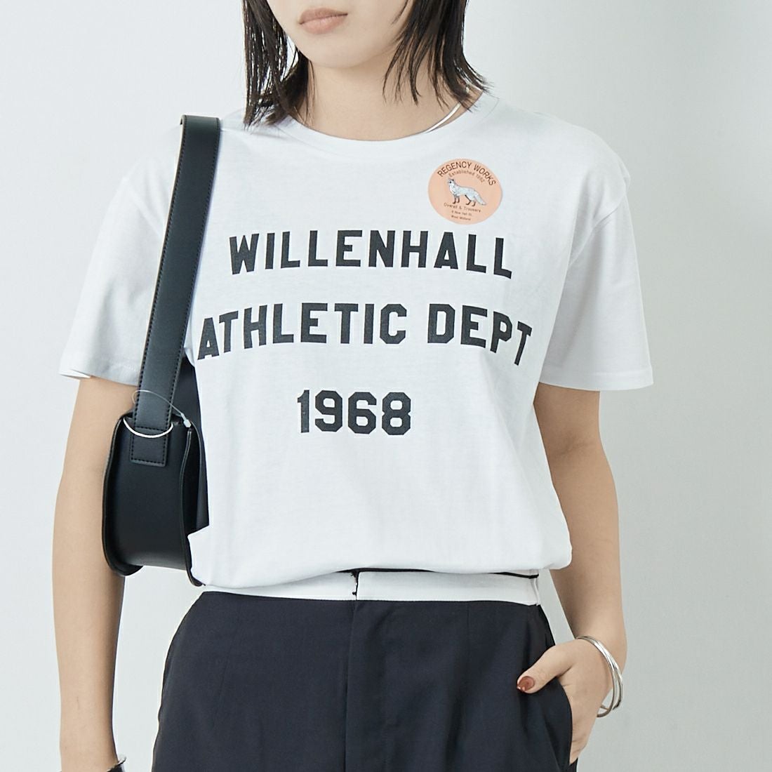 REGENCY WORKS [リージェンシーワークス] ロゴプリントショートスリーブTシャツ [02076-12] WHITE/BLAC &&モデル身長：167cm 着用サイズ：M&&