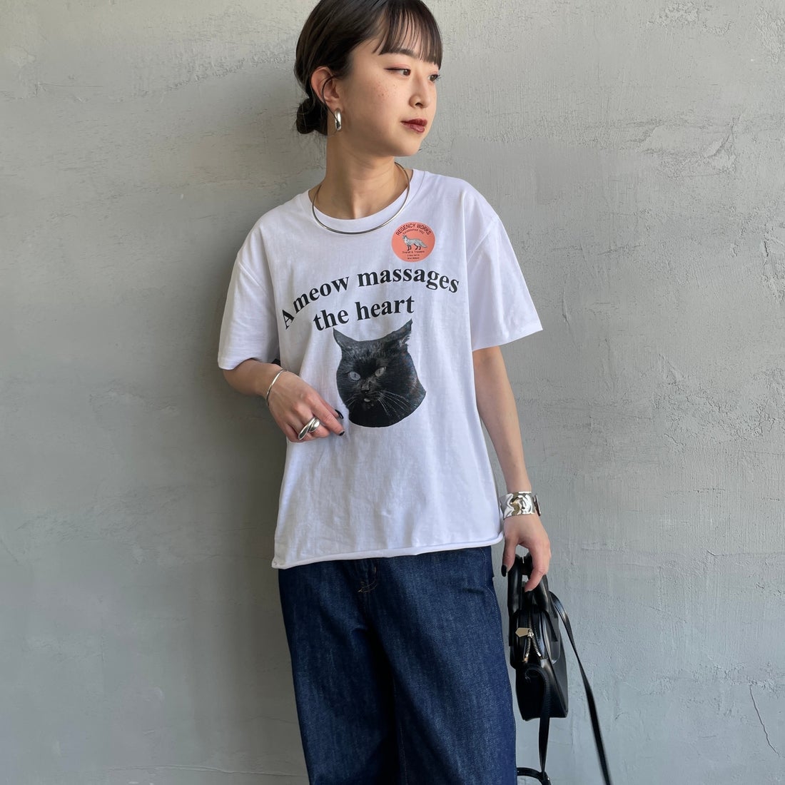 REGENCY WORKS [リージェンシーワークス] Meow メッセージショートスリーブTシャツ [02076-11] WHITE/BLAC &&モデル身長：150cm 着用サイズ：M&&