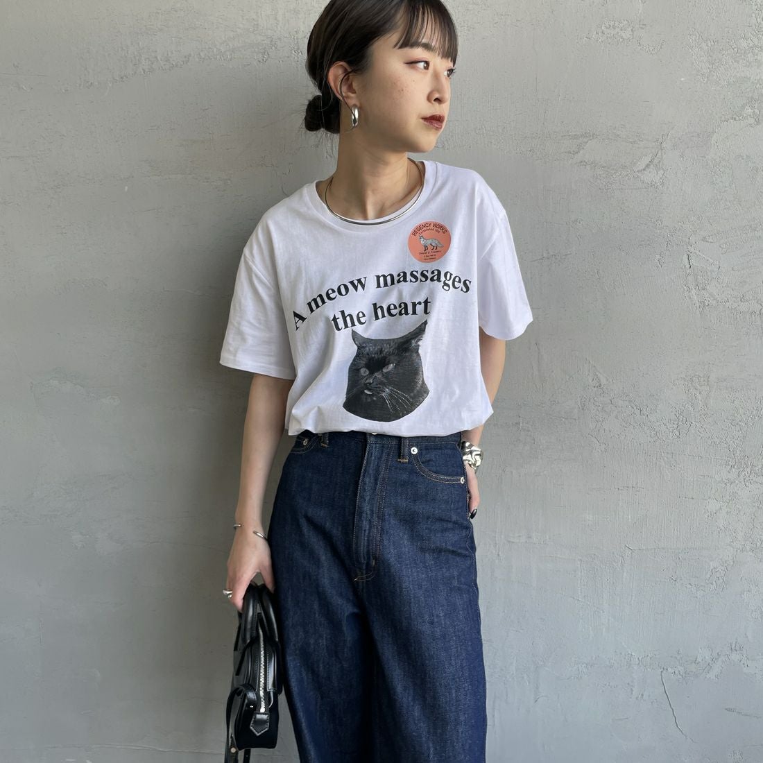 REGENCY WORKS [リージェンシーワークス] Meow メッセージショートスリーブTシャツ [02076-11] WHITE/BLAC &&モデル身長：150cm 着用サイズ：M&&