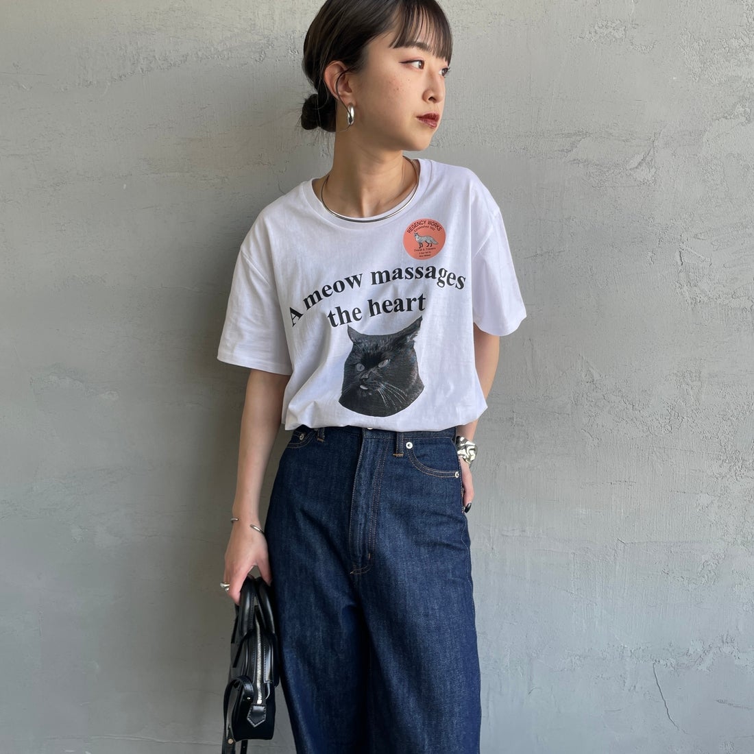 REGENCY WORKS [リージェンシーワークス] Meow メッセージショートスリーブTシャツ [02076-11] WHITE/BLAC &&モデル身長：150cm 着用サイズ：M&&