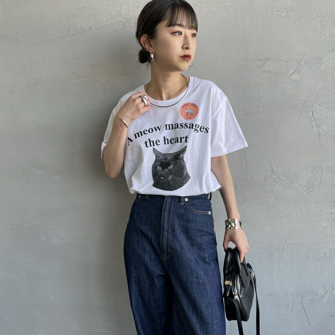 REGENCY WORKS [リージェンシーワークス] Meow メッセージショートスリーブTシャツ [02076-11] WHITE/BLAC &&モデル身長：150cm 着用サイズ：M&&