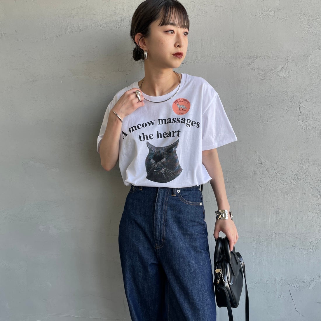 REGENCY WORKS [リージェンシーワークス] Meow メッセージショートスリーブTシャツ [02076-11] WHITE/BLAC &&モデル身長：150cm 着用サイズ：M&&