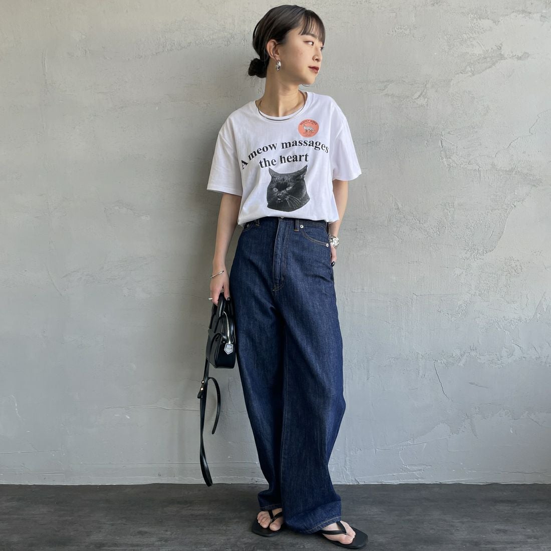 REGENCY WORKS [リージェンシーワークス] Meow メッセージショートスリーブTシャツ [02076-11] WHITE/BLAC &&モデル身長：150cm 着用サイズ：M&&