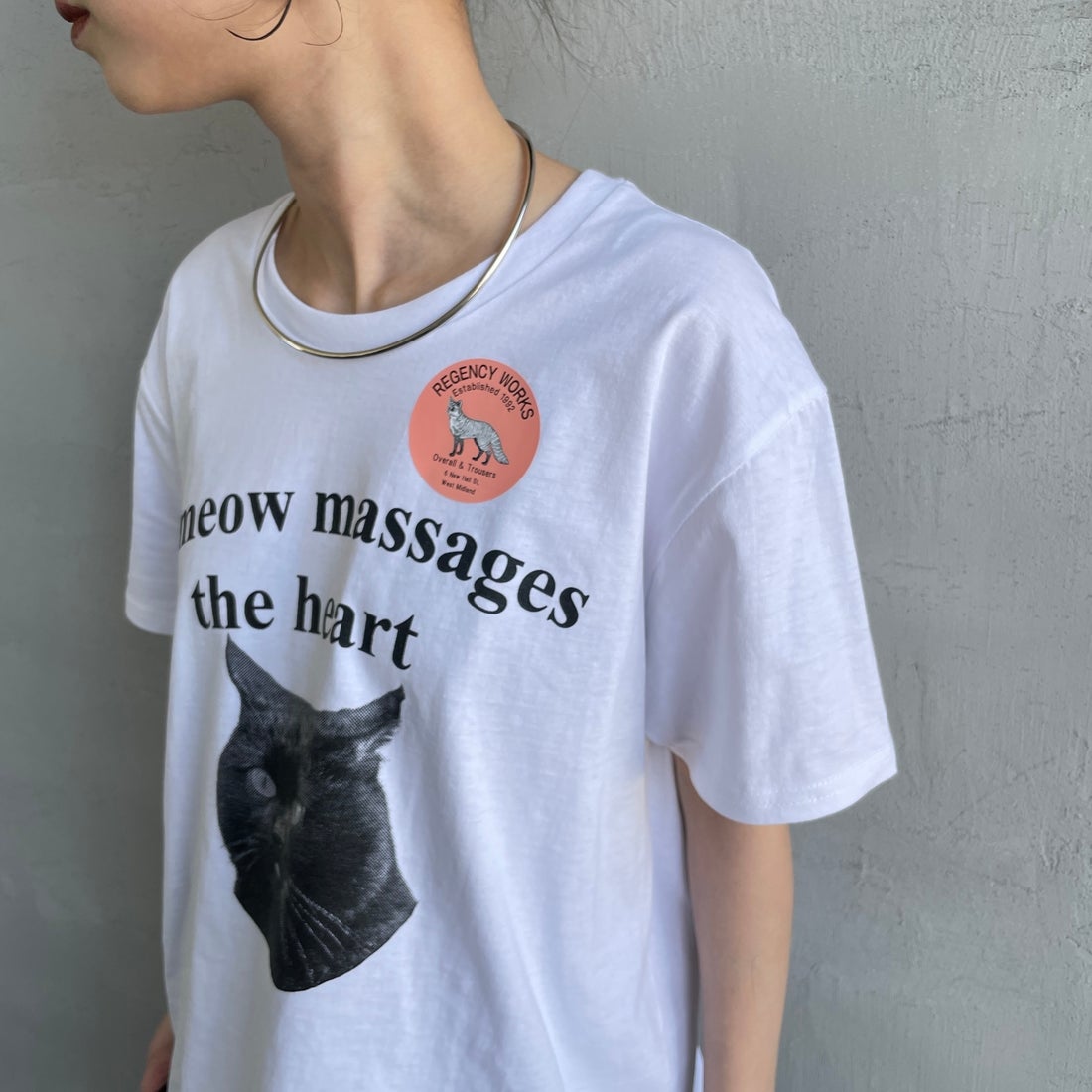 REGENCY WORKS [リージェンシーワークス] Meow メッセージショートスリーブTシャツ [02076-11] WHITE/BLAC &&モデル身長：150cm 着用サイズ：M&&