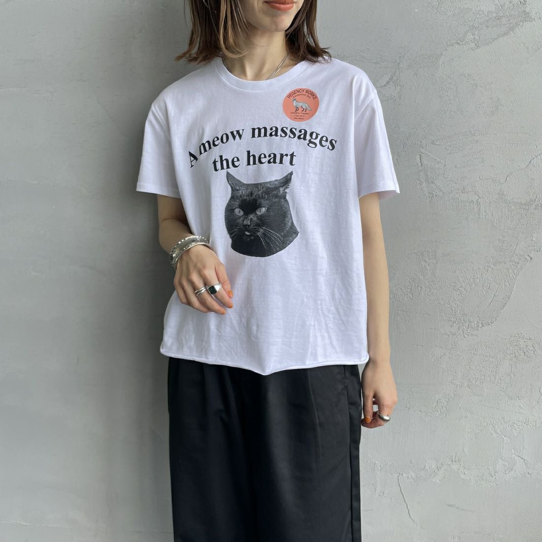 REGENCY WORKS [リージェンシーワークス] Meow メッセージショートスリーブTシャツ [02076-11] WHITE/BLAC &&モデル身長：158cm 着用サイズ：M&&