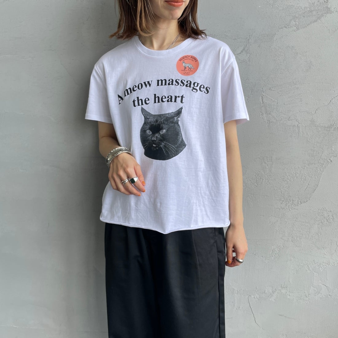REGENCY WORKS [リージェンシーワークス] Meow メッセージショートスリーブTシャツ [02076-11] WHITE/BLAC &&モデル身長：158cm 着用サイズ：M&&
