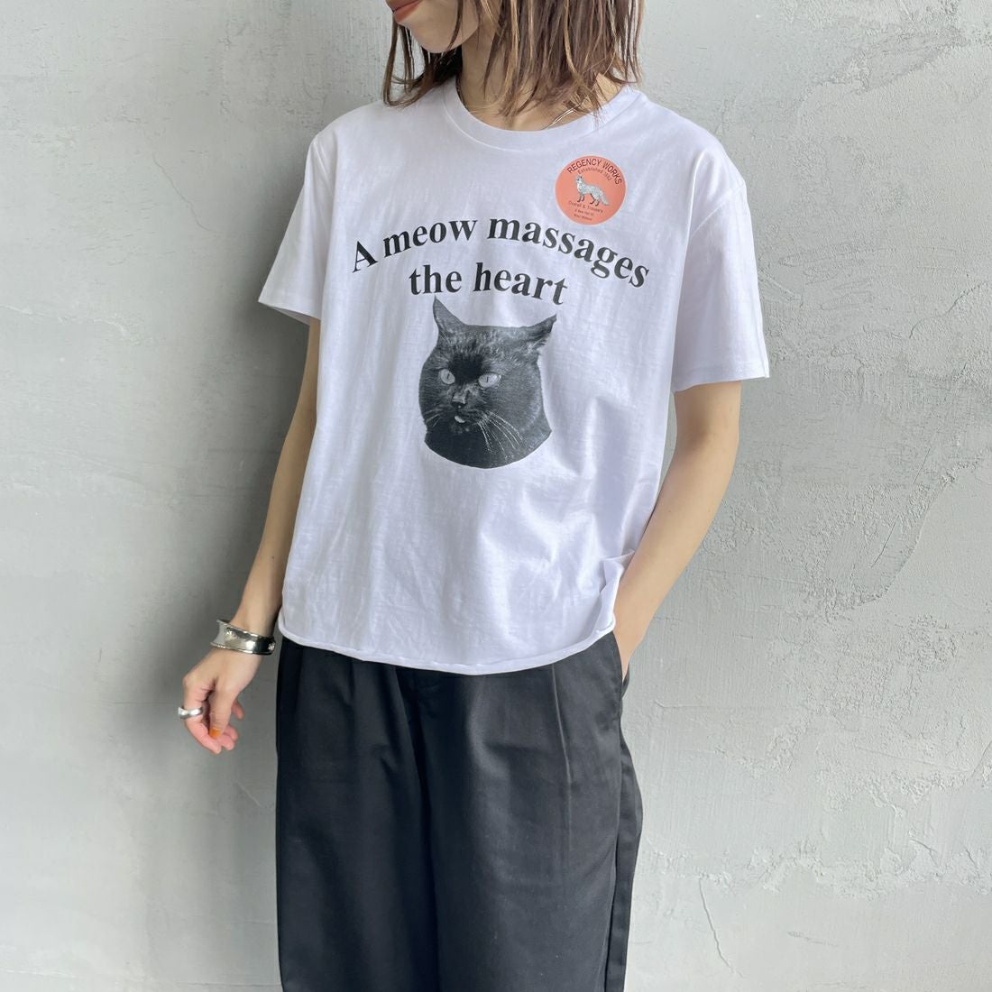 REGENCY WORKS [リージェンシーワークス] Meow メッセージショートスリーブTシャツ [02076-11] WHITE/BLAC &&モデル身長：158cm 着用サイズ：M&&