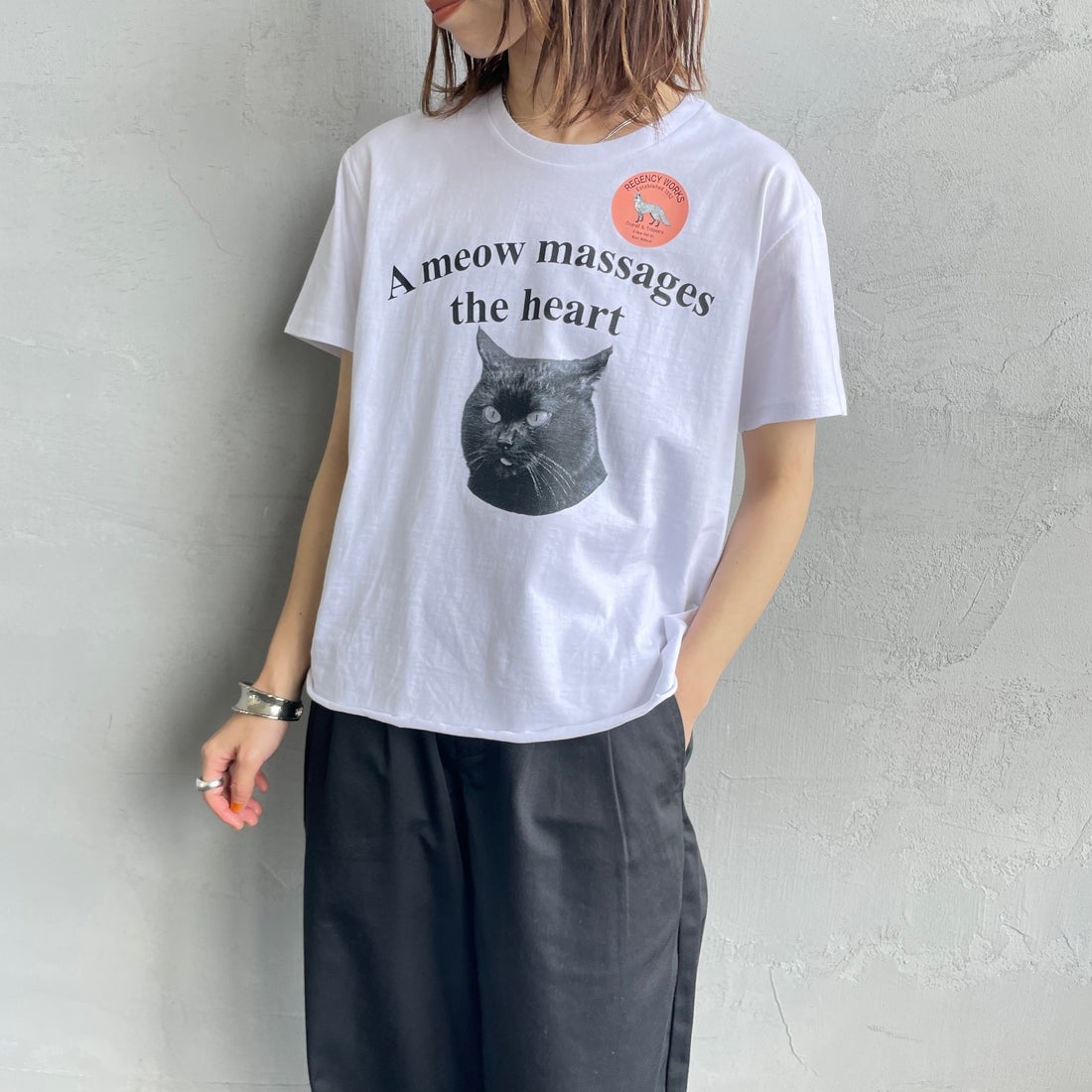 REGENCY WORKS [リージェンシーワークス] Meow メッセージショートスリーブTシャツ [02076-11] WHITE/BLAC &&モデル身長：158cm 着用サイズ：M&&