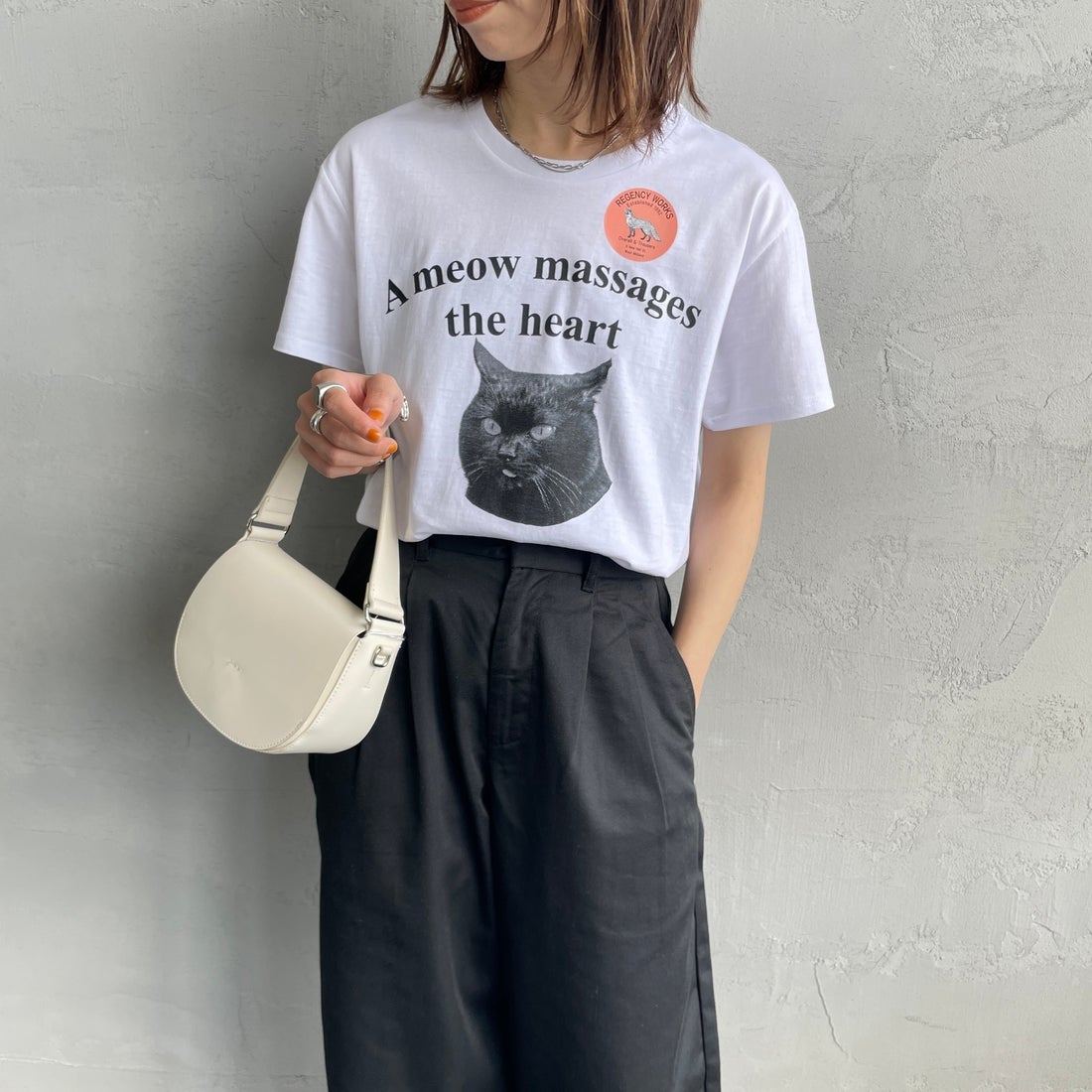 REGENCY WORKS [リージェンシーワークス] Meow メッセージショートスリーブTシャツ [02076-11] WHITE/BLAC &&モデル身長：158cm 着用サイズ：M&&