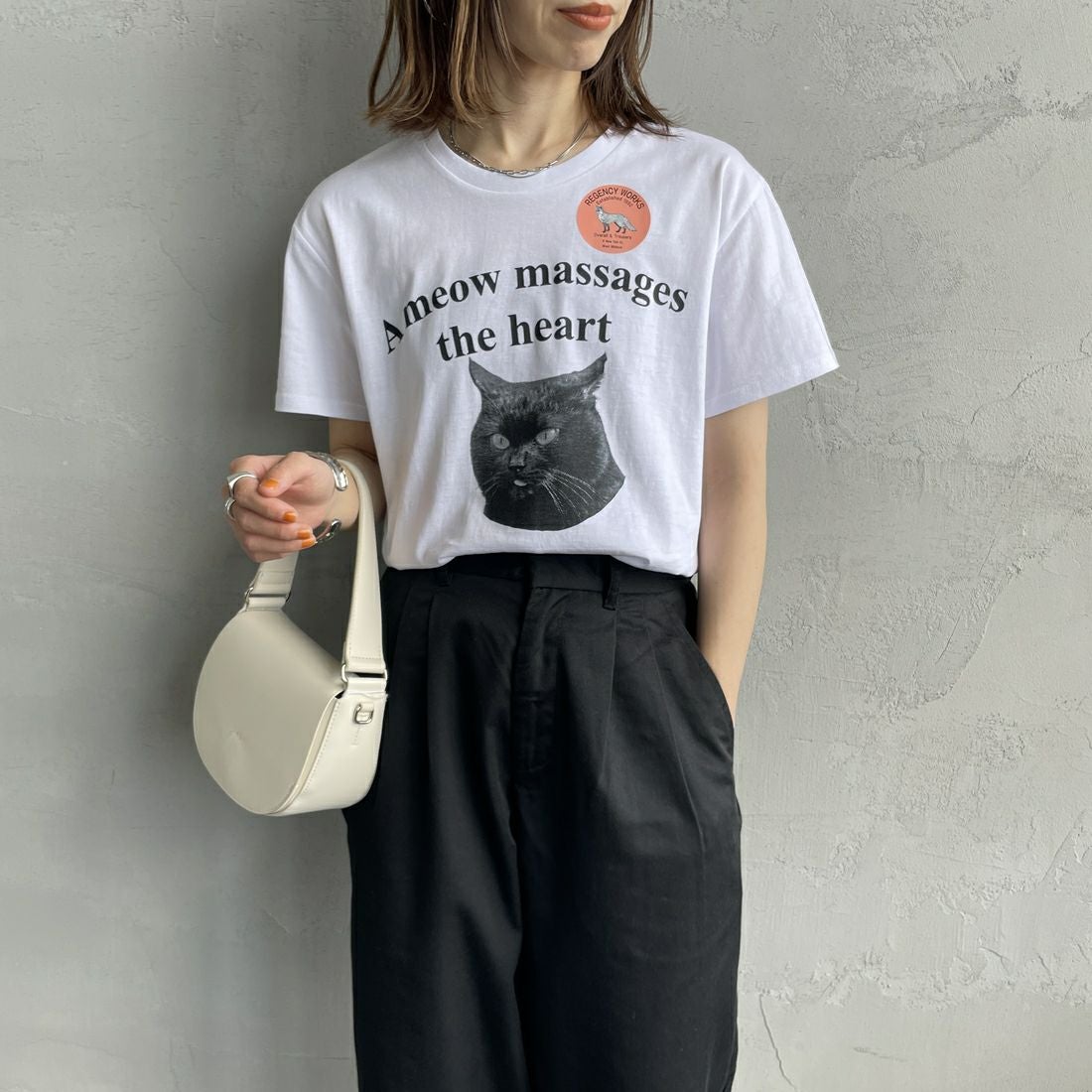 REGENCY WORKS [リージェンシーワークス] Meow メッセージショートスリーブTシャツ [02076-11] WHITE/BLAC &&モデル身長：158cm 着用サイズ：M&&