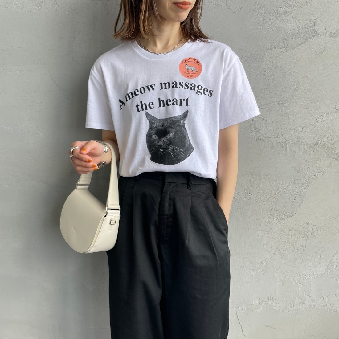 REGENCY WORKS [リージェンシーワークス] Meow メッセージショートスリーブTシャツ [02076-11] WHITE/BLAC &&モデル身長：158cm 着用サイズ：M&&