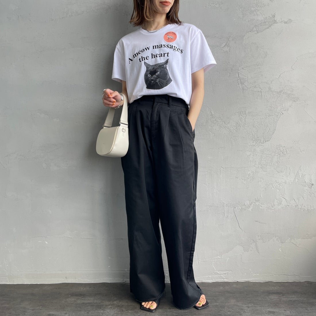 REGENCY WORKS [リージェンシーワークス] Meow メッセージショートスリーブTシャツ [02076-11] WHITE/BLAC &&モデル身長：158cm 着用サイズ：M&&
