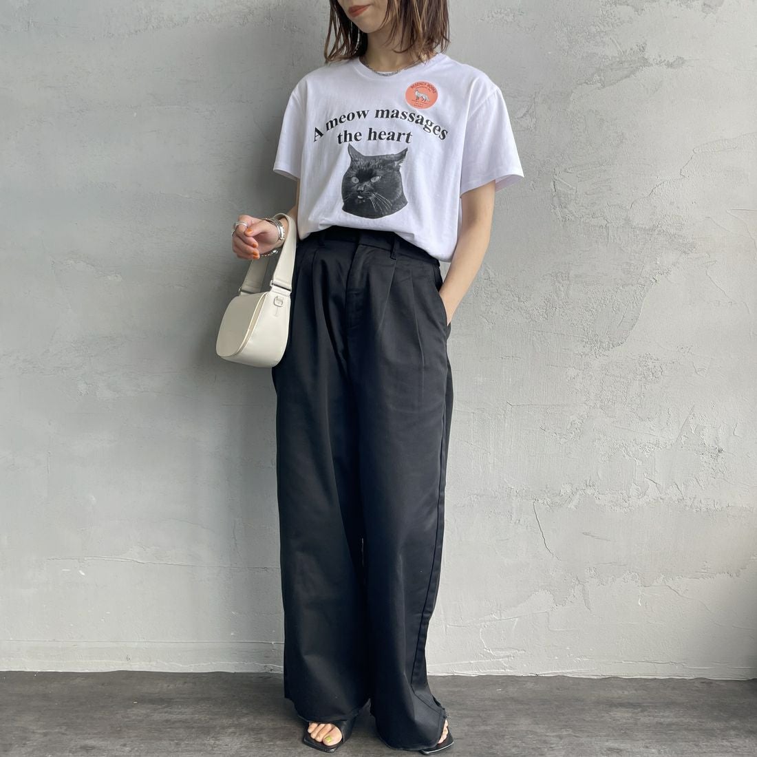 REGENCY WORKS [リージェンシーワークス] Meow メッセージショートスリーブTシャツ [02076-11] WHITE/BLAC &&モデル身長：158cm 着用サイズ：M&&