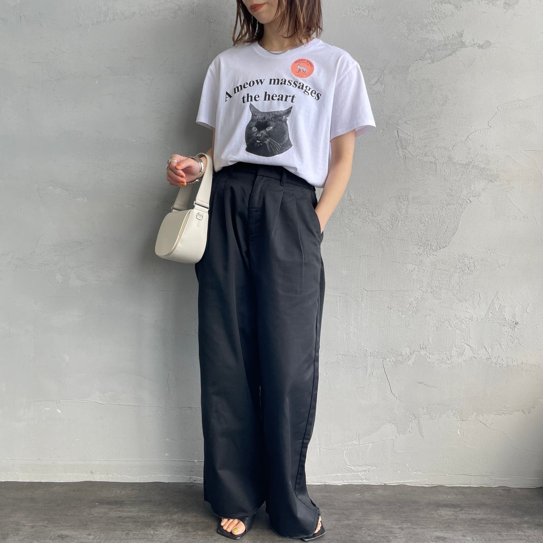 REGENCY WORKS [リージェンシーワークス] Meow メッセージショートスリーブTシャツ [02076-11] WHITE/BLAC &&モデル身長：158cm 着用サイズ：M&&