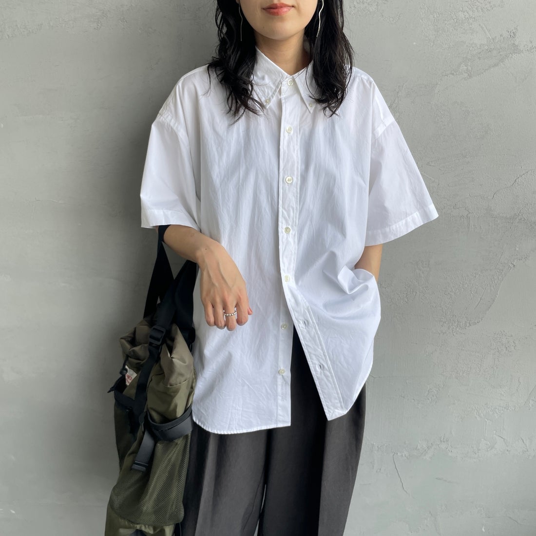 THE SHINZONE [ザ シンゾーン] ハーフスリーブダディシャツ [25MMSBL06] 01 WHITE &&モデル身長：160cm 着用サイズ：F0&&