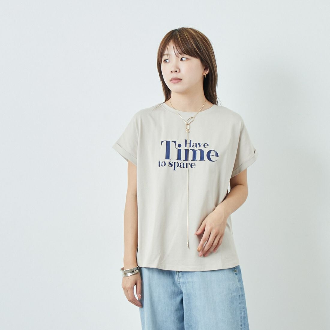 Maison de L'allure [メゾン ドゥ ラリュール] 光沢ラバーロゴプリントTシャツ [M25112029] 23 GREIGE&& モデル身長：167cm 着用サイズ：F&&