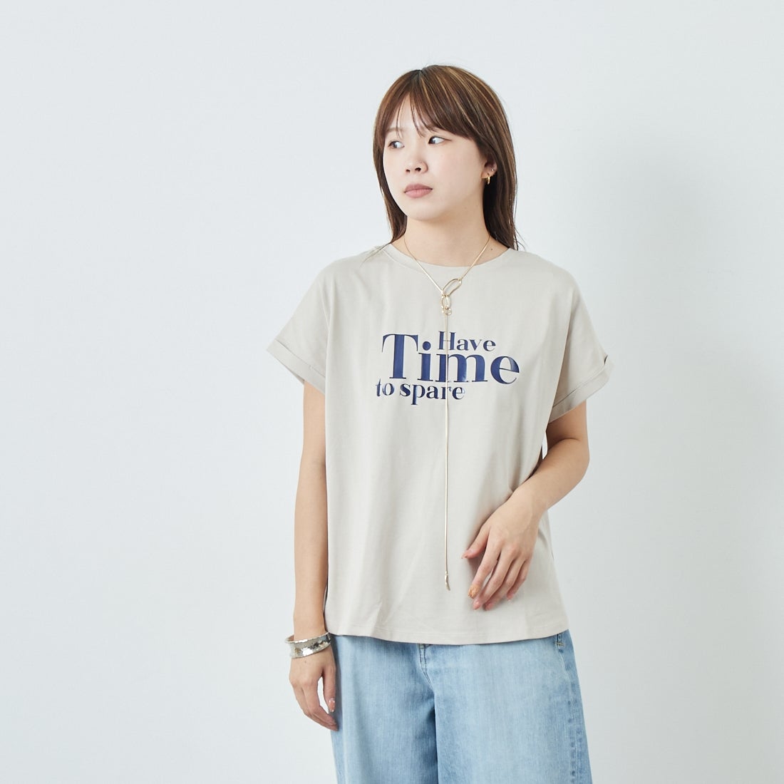 Maison de L'allure [メゾン ドゥ ラリュール] 光沢ラバーロゴプリントTシャツ [M25112029] 23 GREIGE&& モデル身長：167cm 着用サイズ：F&&