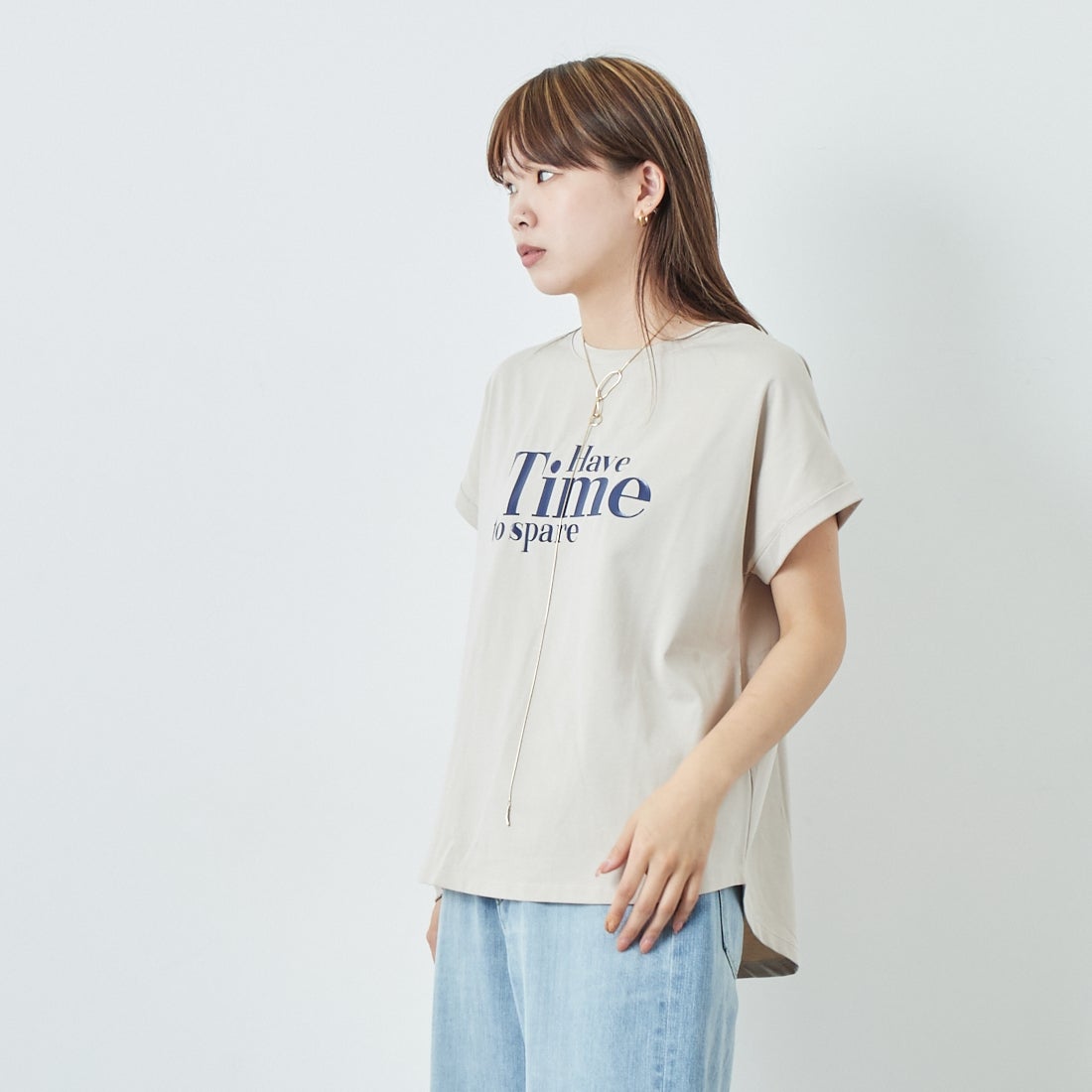 Maison de L'allure [メゾン ドゥ ラリュール] 光沢ラバーロゴプリントTシャツ [M25112029] 23 GREIGE&& モデル身長：167cm 着用サイズ：F&&