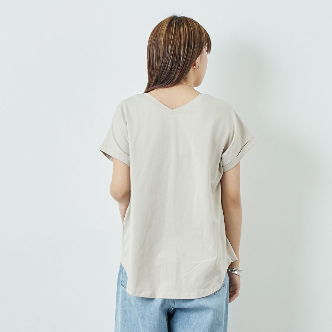 Maison de L'allure [メゾン ドゥ ラリュール] 光沢ラバーロゴプリントTシャツ [M25112029] 23 GREIGE&& モデル身長：167cm 着用サイズ：F&&