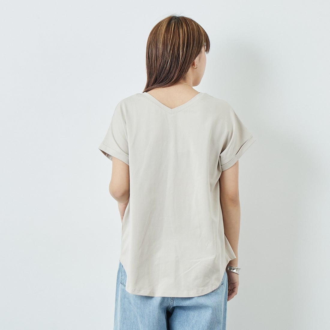 Maison de L'allure [メゾン ドゥ ラリュール] 光沢ラバーロゴプリントTシャツ [M25112029] 23 GREIGE&& モデル身長：167cm 着用サイズ：F&&