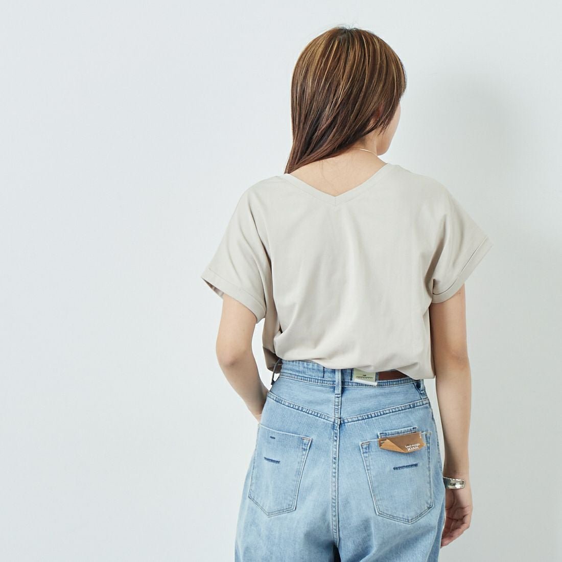 Maison de L'allure [メゾン ドゥ ラリュール] 光沢ラバーロゴプリントTシャツ [M25112029] 23 GREIGE&& モデル身長：167cm 着用サイズ：F&&