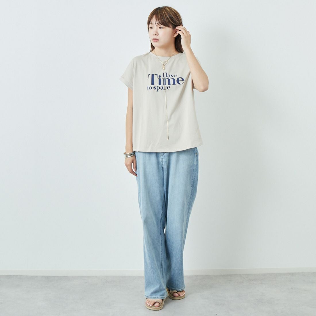 Maison de L'allure [メゾン ドゥ ラリュール] 光沢ラバーロゴプリントTシャツ [M25112029] 23 GREIGE&& モデル身長：167cm 着用サイズ：F&&