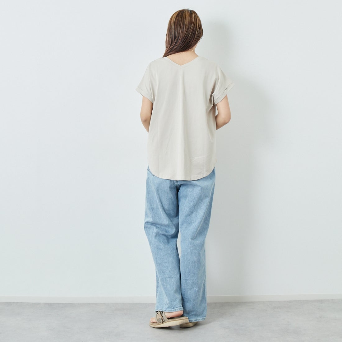 Maison de L'allure [メゾン ドゥ ラリュール] 光沢ラバーロゴプリントTシャツ [M25112029] 23 GREIGE&& モデル身長：167cm 着用サイズ：F&&