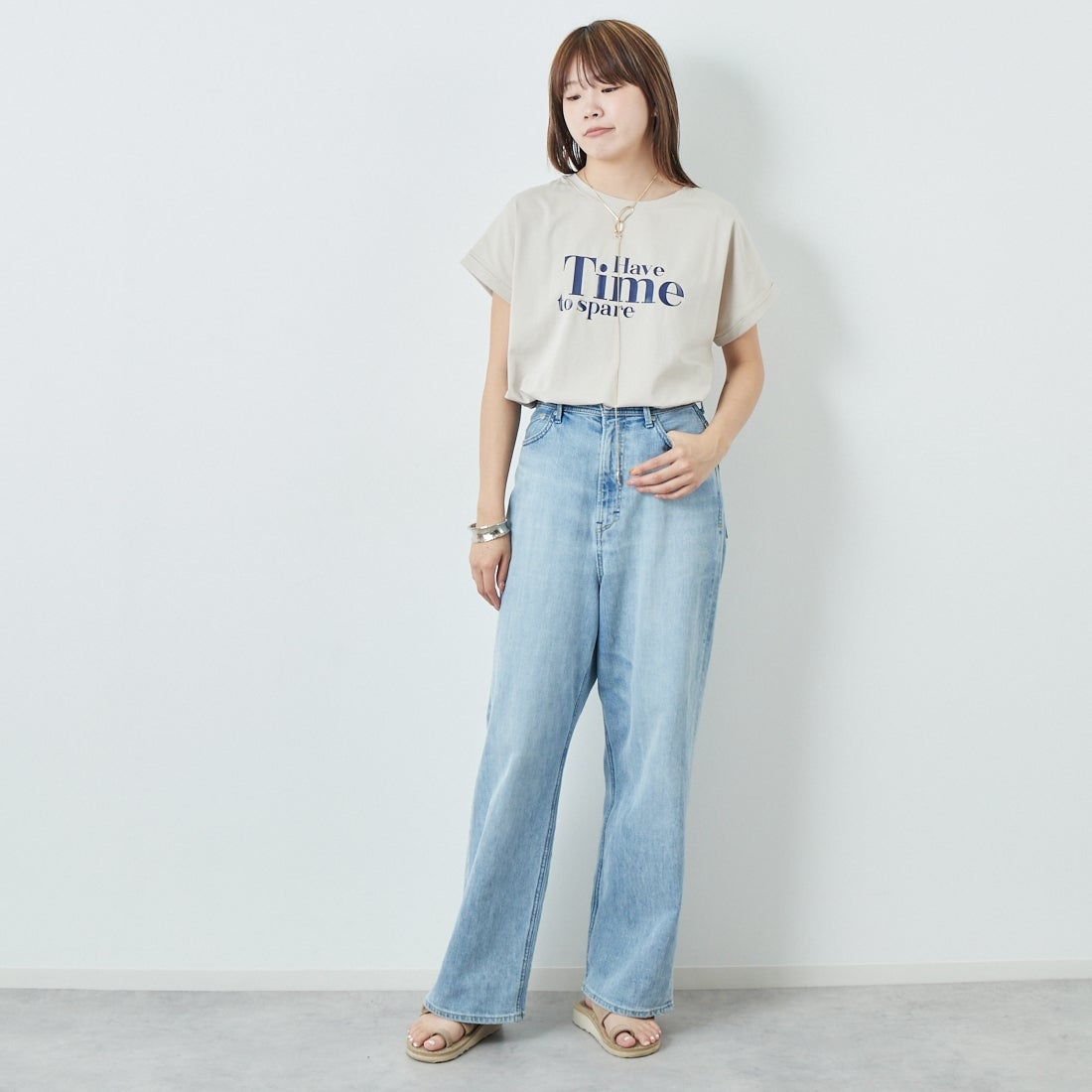 Maison de L'allure [メゾン ドゥ ラリュール] 光沢ラバーロゴプリントTシャツ [M25112029] 23 GREIGE&& モデル身長：167cm 着用サイズ：F&&