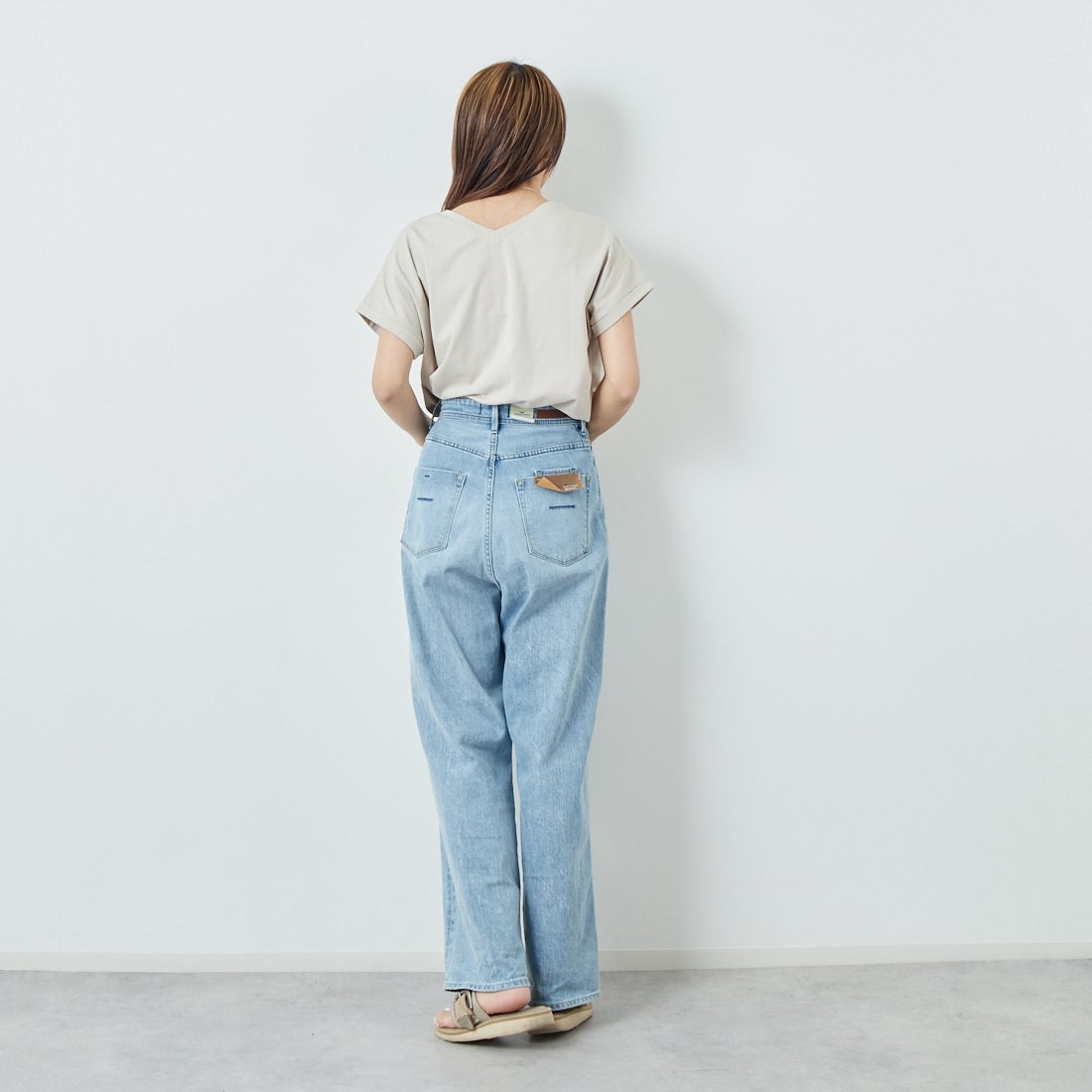 Maison de L'allure [メゾン ドゥ ラリュール] 光沢ラバーロゴプリントTシャツ [M25112029] 23 GREIGE&& モデル身長：167cm 着用サイズ：F&&