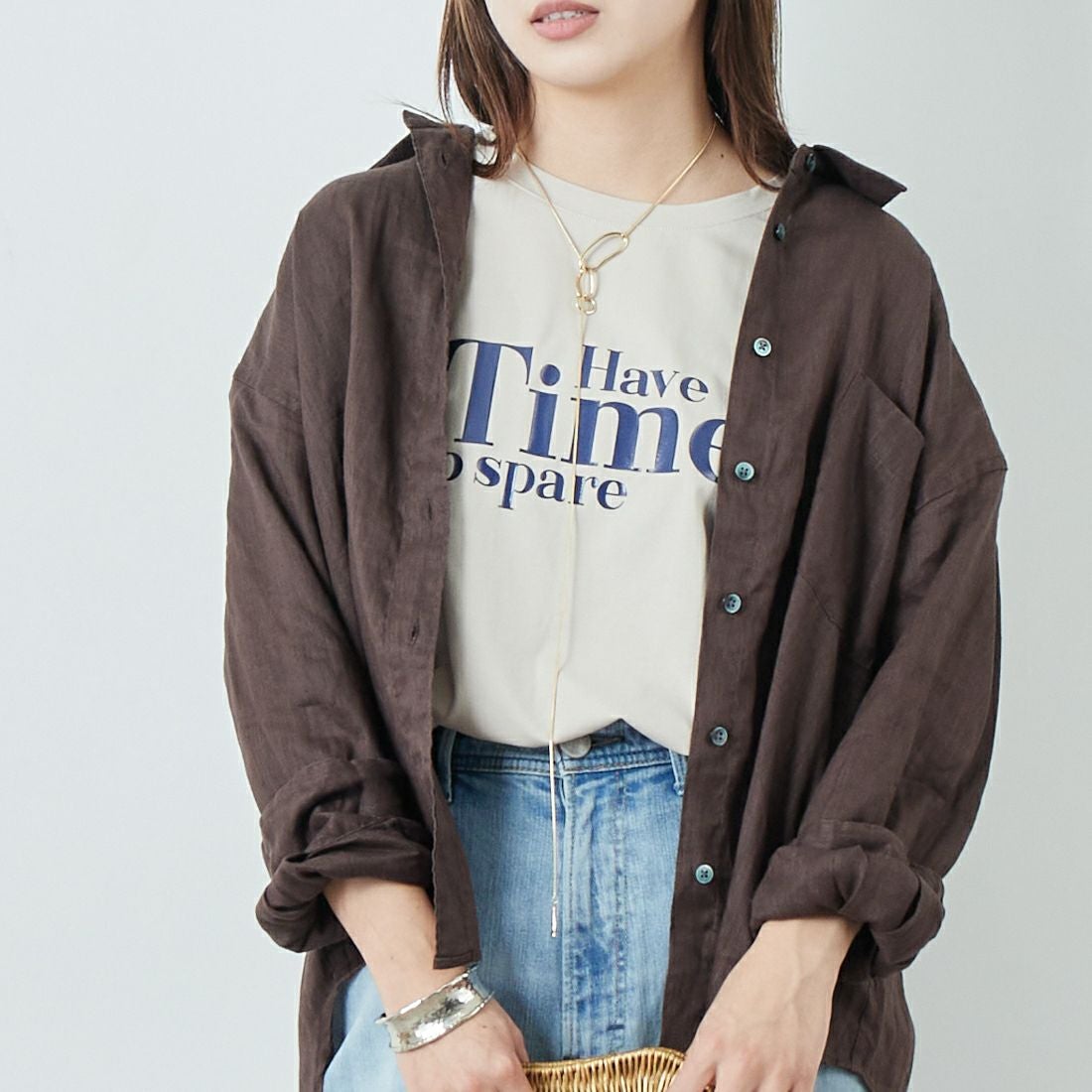 Maison de L'allure [メゾン ドゥ ラリュール] 光沢ラバーロゴプリントTシャツ [M25112029] 23 GREIGE&& モデル身長：167cm 着用サイズ：F&&