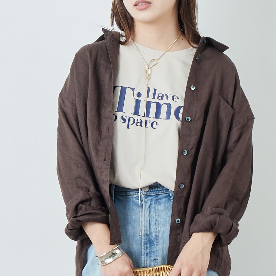 Maison de L'allure [メゾン ドゥ ラリュール] 光沢ラバーロゴプリントTシャツ [M25112029] 23 GREIGE&& モデル身長：167cm 着用サイズ：F&&