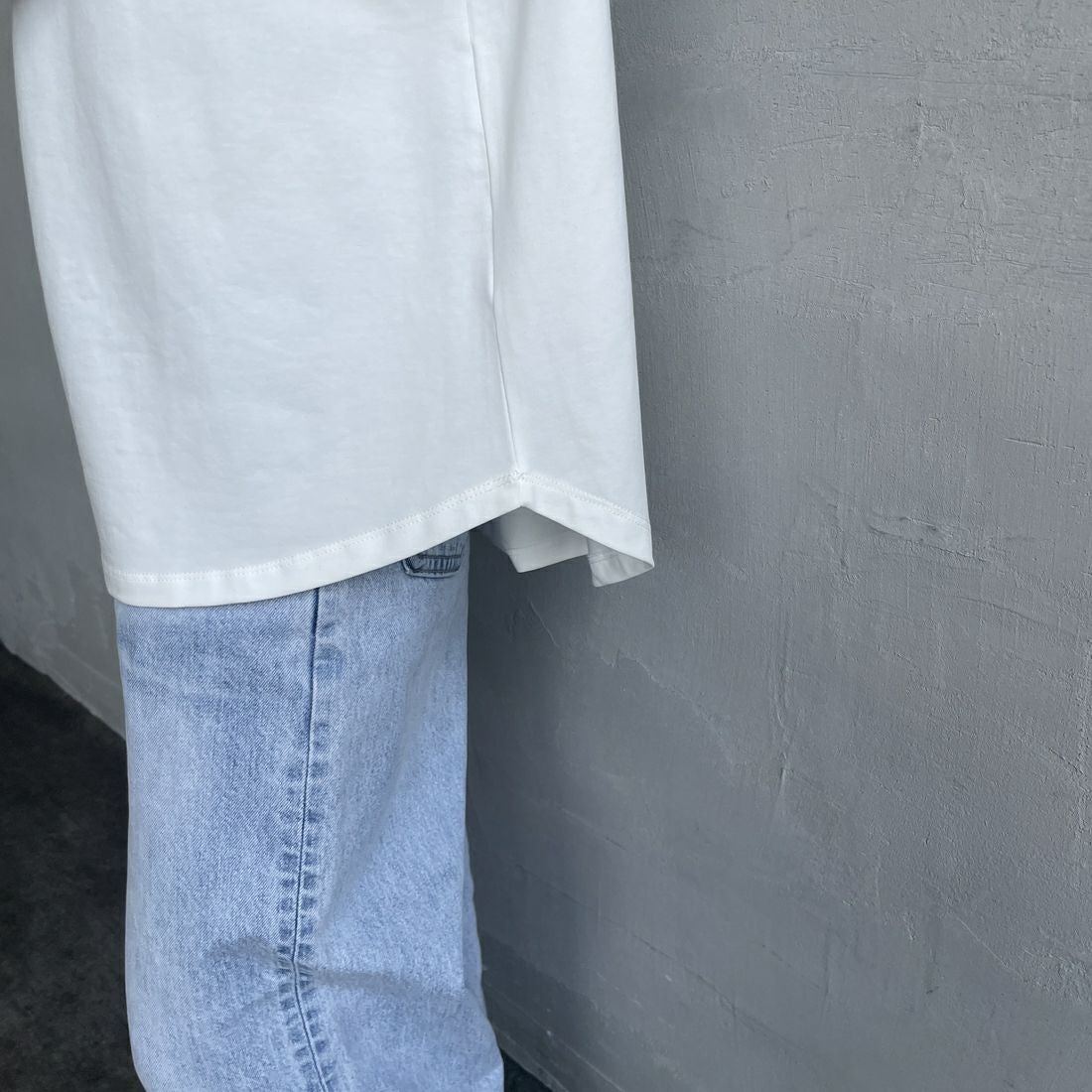 Maison de L'allure [メゾン ドゥ ラリュール] 光沢ラバーロゴプリントTシャツ [M25112029] 02 OFF &&モデル身長：150cm 着用サイズ：F&&