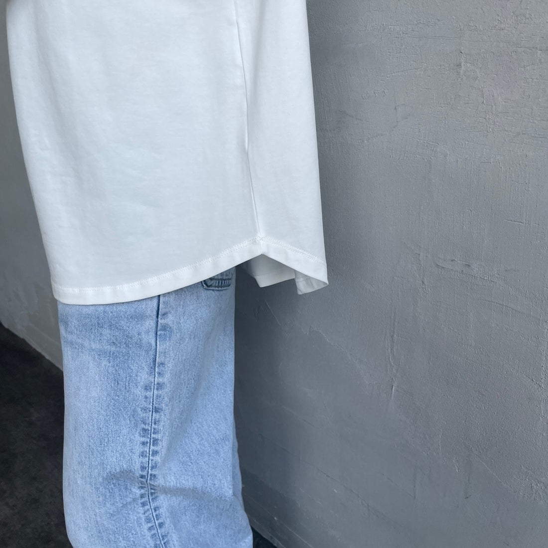 Maison de L'allure [メゾン ドゥ ラリュール] 光沢ラバーロゴプリントTシャツ [M25112029] 02 OFF &&モデル身長：150cm 着用サイズ：F&&