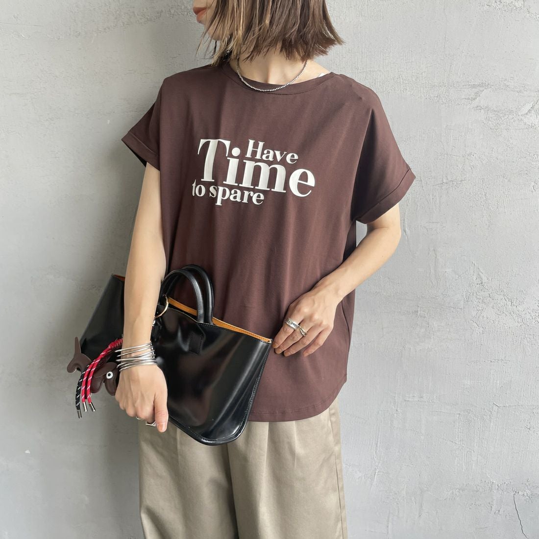 Maison de L'allure [メゾン ドゥ ラリュール] 光沢ラバーロゴプリントTシャツ [M25112029] 28 BROWN &&モデル身長：158cm 着用サイズ：F&&