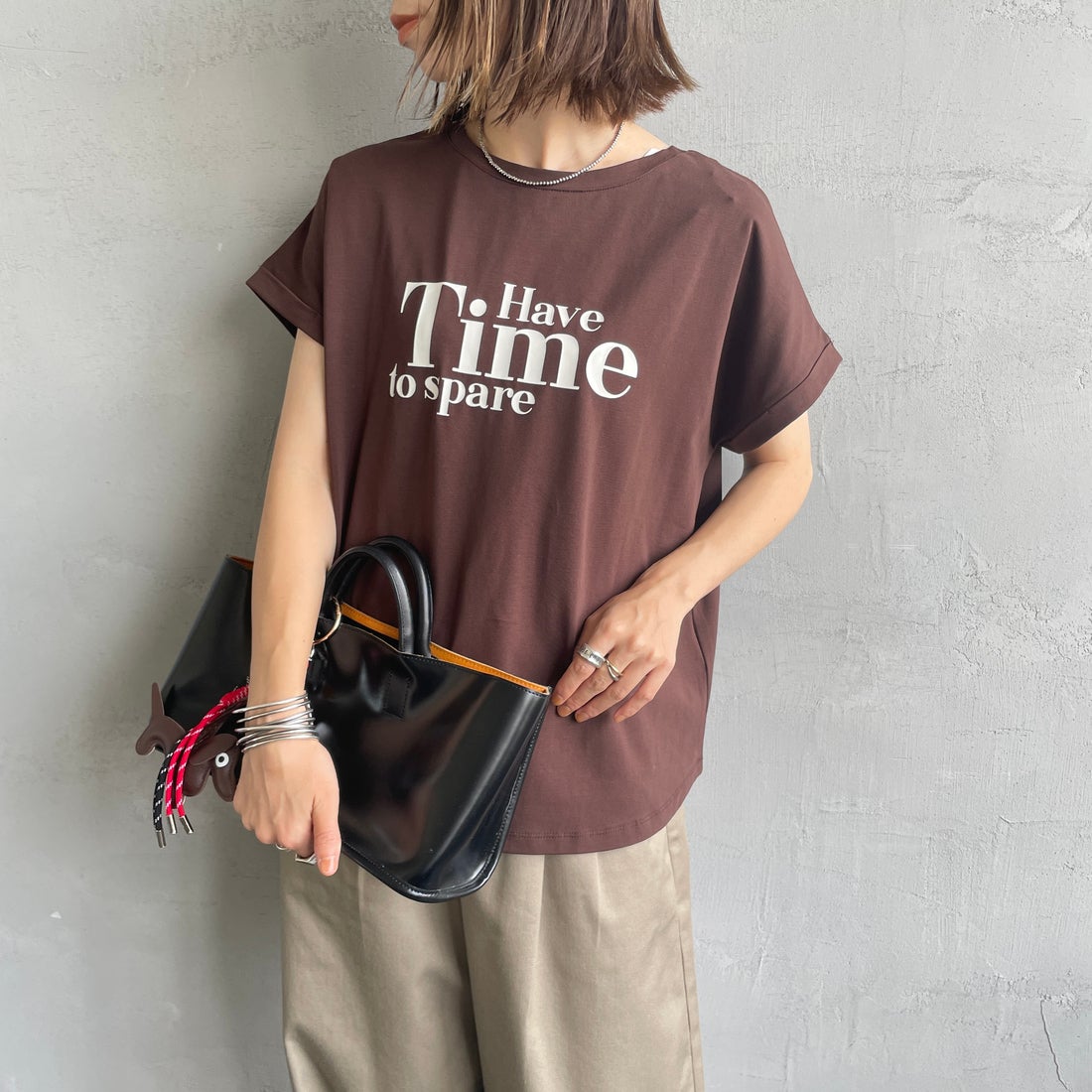 Maison de L'allure [メゾン ドゥ ラリュール] 光沢ラバーロゴプリントTシャツ [M25112029] 28 BROWN &&モデル身長：158cm 着用サイズ：F&&