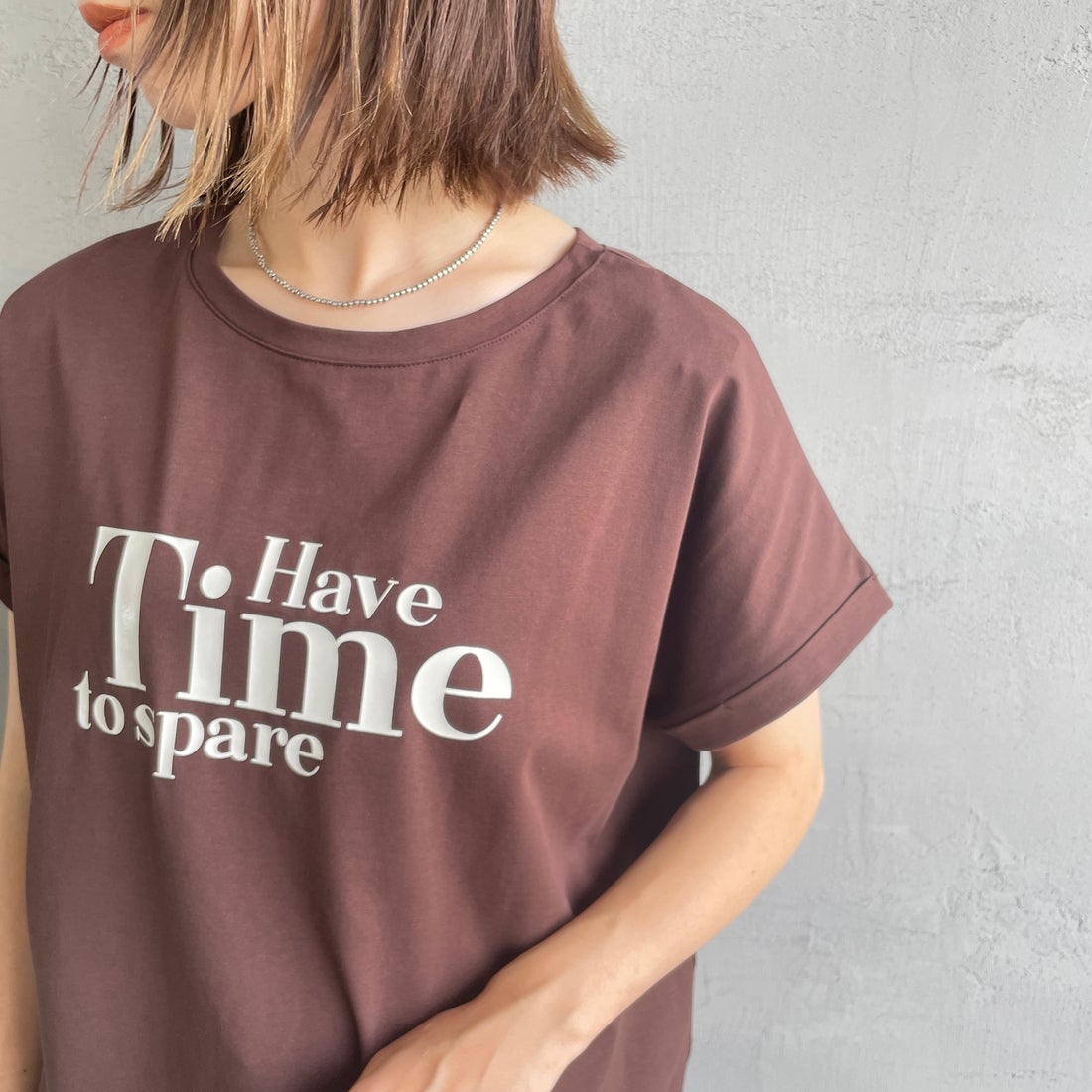 Maison de L'allure [メゾン ドゥ ラリュール] 光沢ラバーロゴプリントTシャツ [M25112029] 28 BROWN &&モデル身長：158cm 着用サイズ：F&&