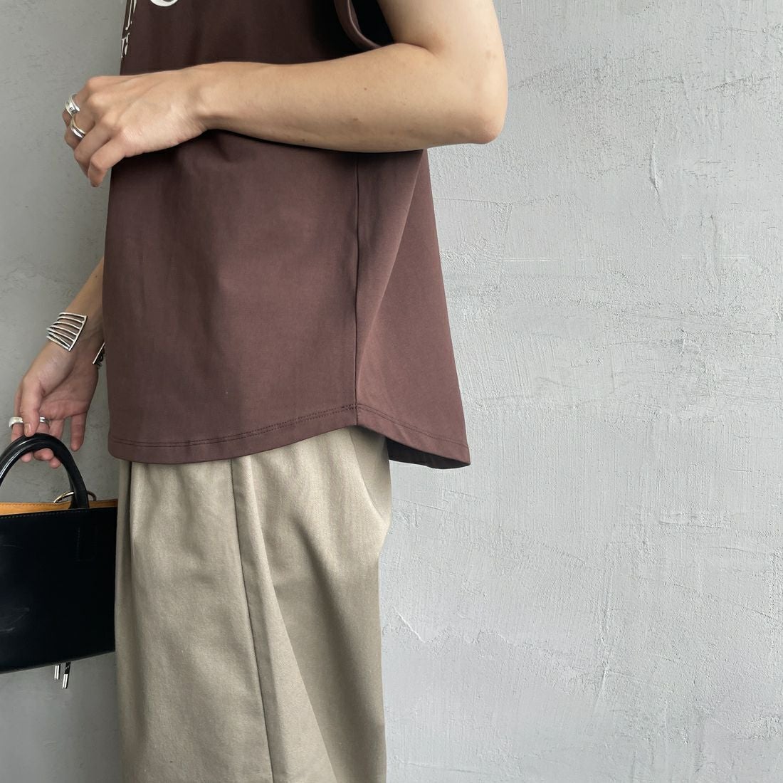 Maison de L'allure [メゾン ドゥ ラリュール] 光沢ラバーロゴプリントTシャツ [M25112029] 28 BROWN &&モデル身長：158cm 着用サイズ：F&&