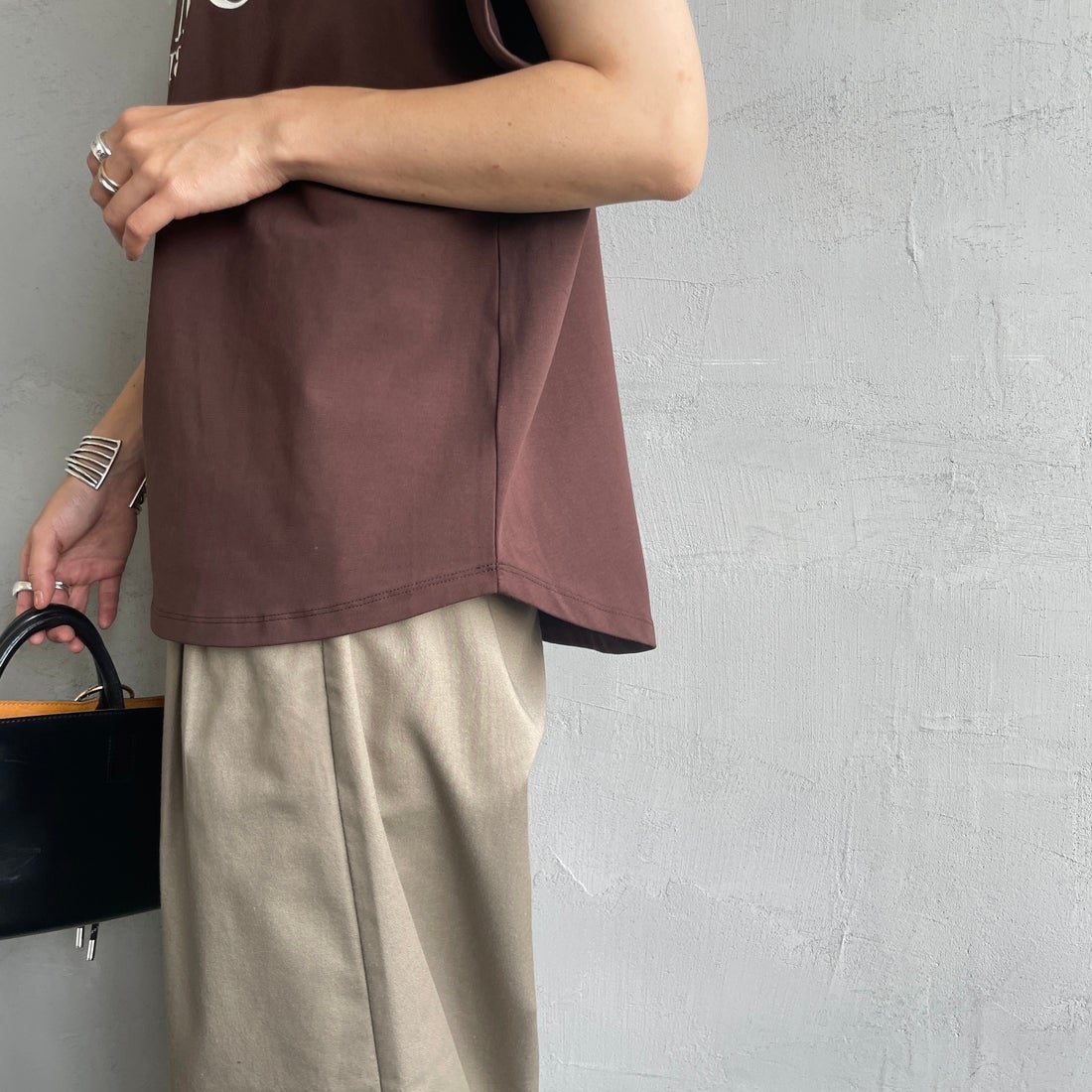 Maison de L'allure [メゾン ドゥ ラリュール] 光沢ラバーロゴプリントTシャツ [M25112029] 28 BROWN &&モデル身長：158cm 着用サイズ：F&&