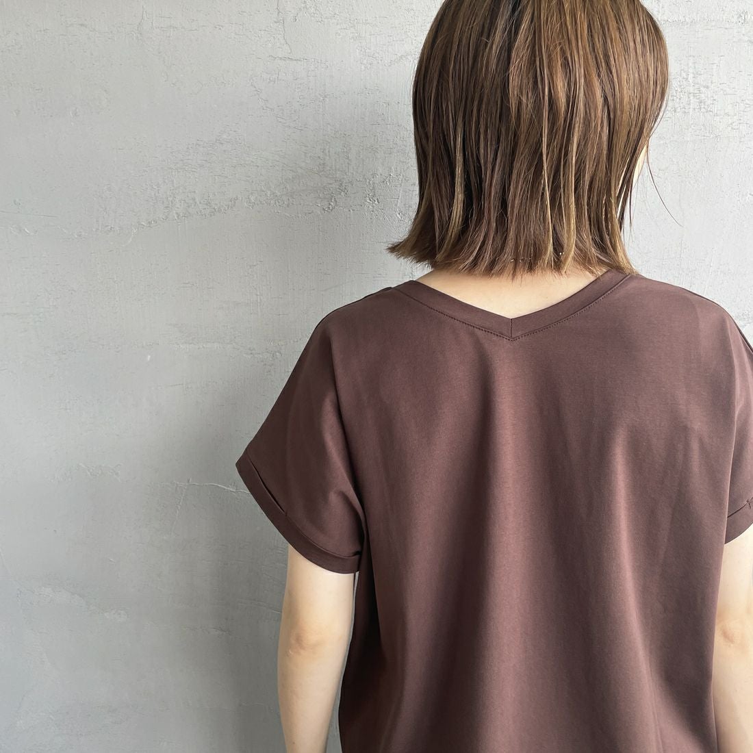 Maison de L'allure [メゾン ドゥ ラリュール] 光沢ラバーロゴプリントTシャツ [M25112029] 28 BROWN &&モデル身長：158cm 着用サイズ：F&&