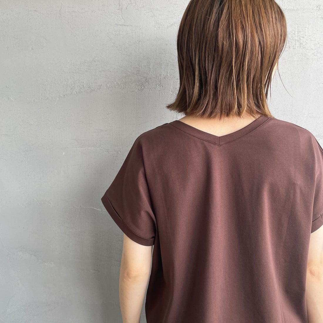 Maison de L'allure [メゾン ドゥ ラリュール] 光沢ラバーロゴプリントTシャツ [M25112029] 28 BROWN &&モデル身長：158cm 着用サイズ：F&&